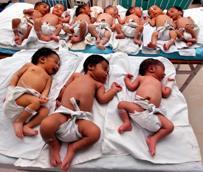 Các bé sơ sinh được sinh ra tại một bệnh viện phụ sản ở thành phố Lucknow, miền bắc Ấn Độ.